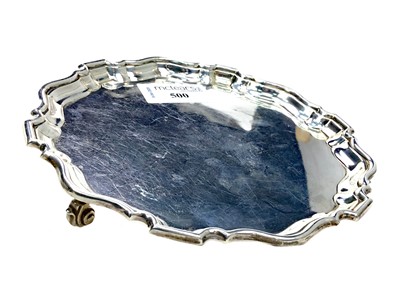 Lot 500 - AN EARLY 20TH CENTURY SILVER CARD TRAY