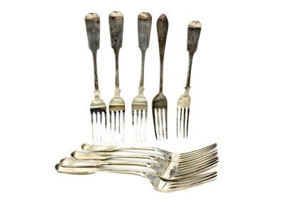 Lot 513 - A SET OF TWELVE SCOTTISH PROVINCIAL SILVER DINING FORKS ALONG WITH SEVEN OTHER SILVER FORKS