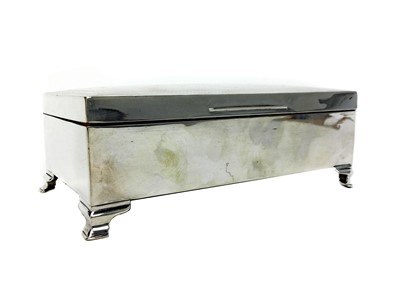 Lot 528 - AN EARLY 20TH CENTURY SILVER CIGARETTE BOX