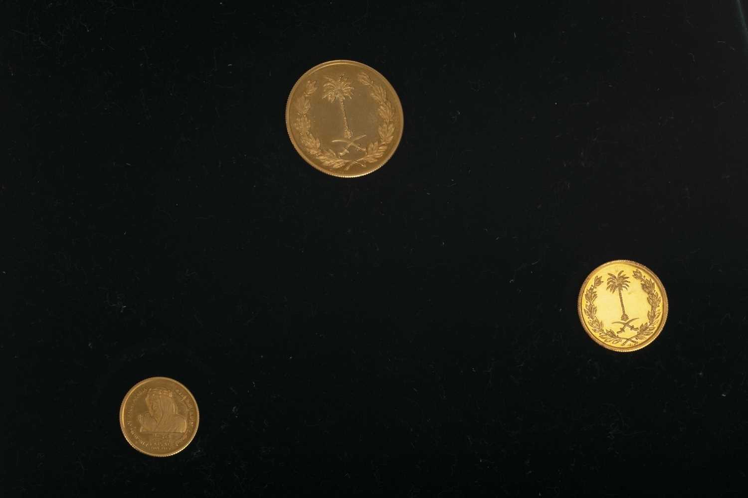 Lot 48 - A SAUDI ARABIAN GOLD COIN SET COMMEMORATING KING FAISAL (1906-1975)