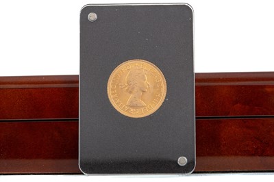 Lot 104 - AN ELIZABETH II GOLD SOVEREIGN DATED 1966