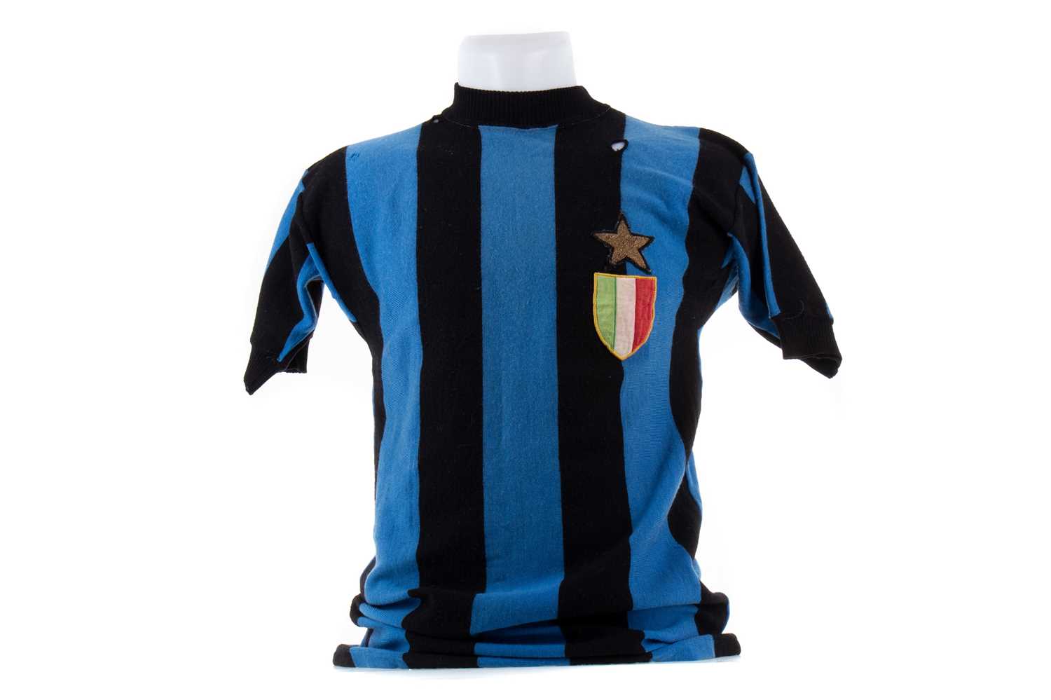 Lot 1497 - AN IMPORTANT INTERNAZIONALE (INTER MILAN) SHIRT, 1966/67