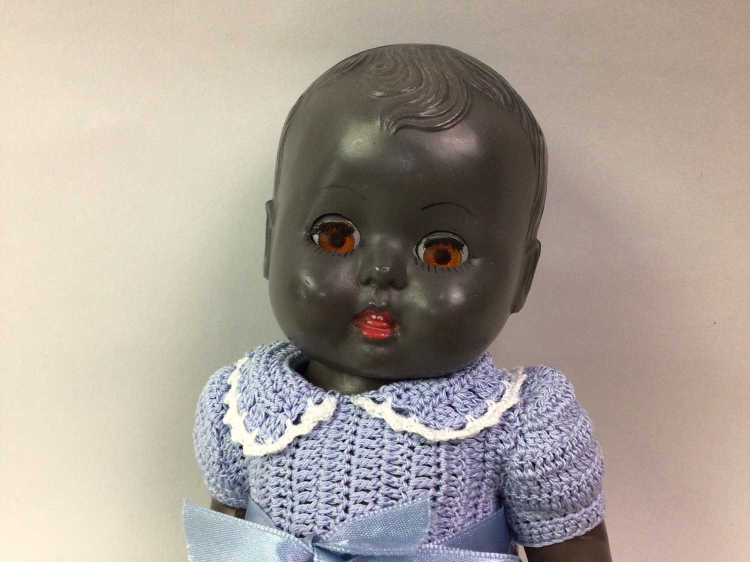 Rare ancienne poupée noire anglaise marchante marque pedigree des Rare ancienne poupée noire anglaise marchante marque pedigree des