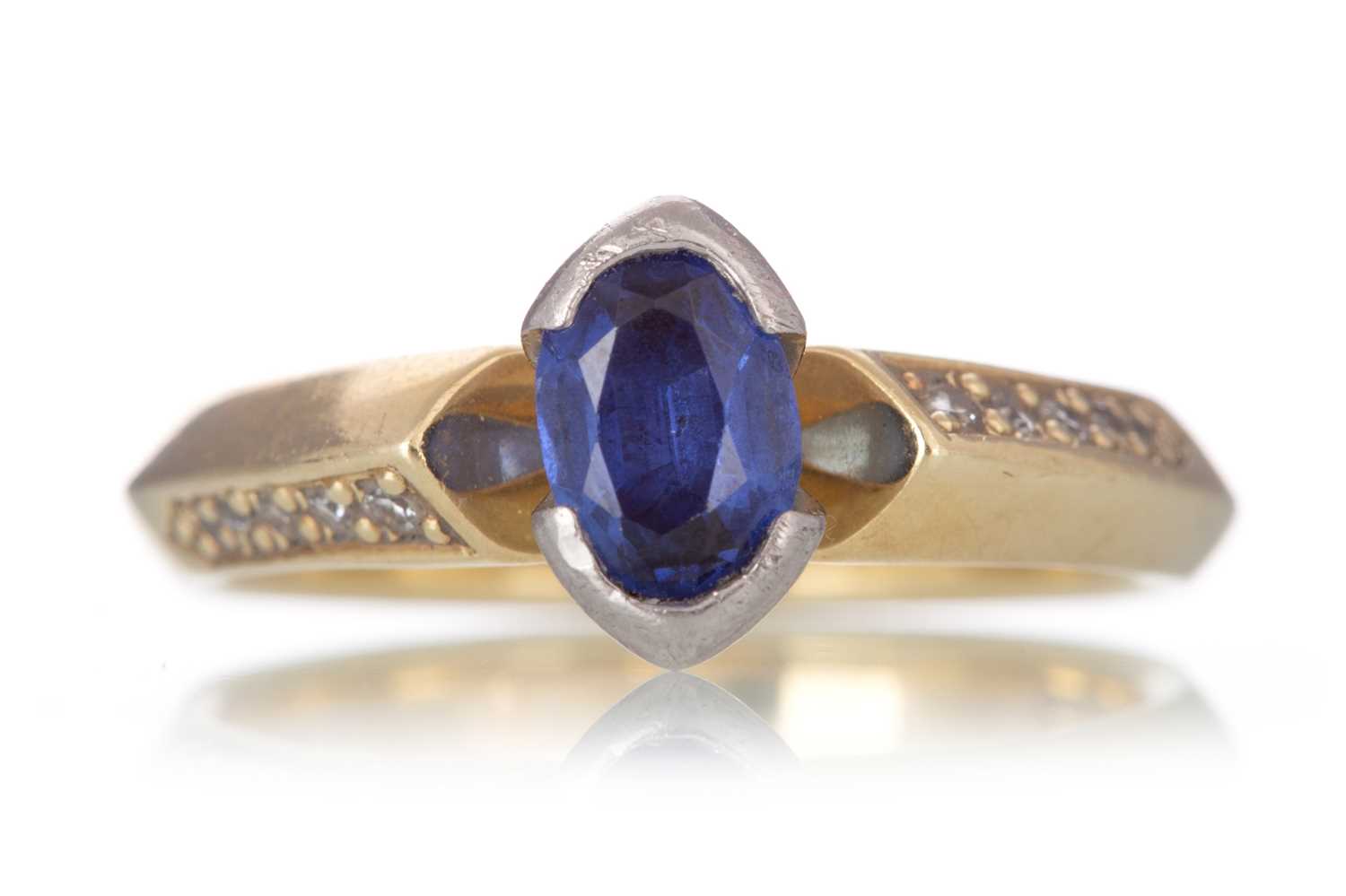 Lot 770 - GEM SET DRESS RING