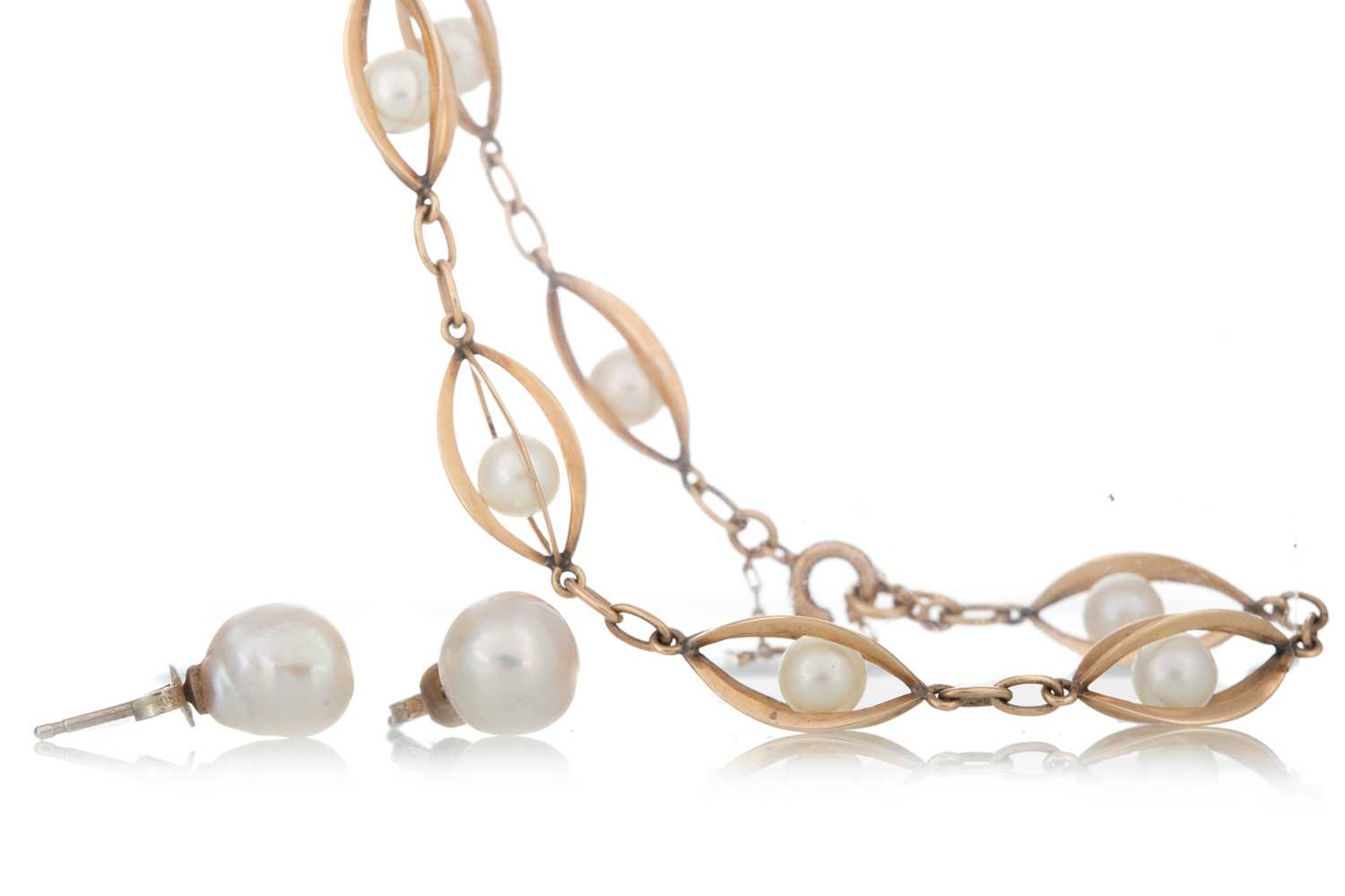 Lot 1235 - PEARL BRACELET