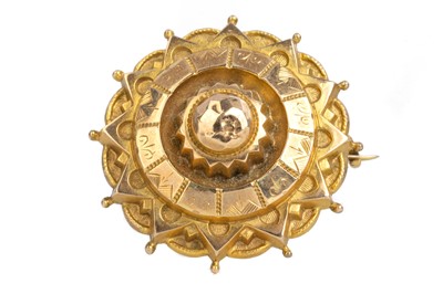 Lot 420 - VICTORIAN GOLD MOURNING BROOCH