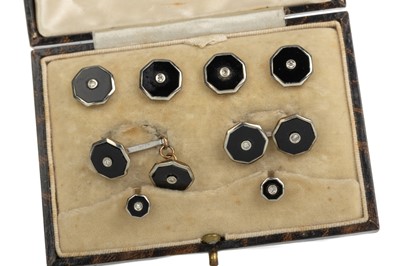 Lot 424 - SET OF DRESS STUDS