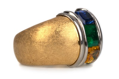 Lot 428 - CONTEMPORARY SAPPHIRE AND EMERALD DRESS RING