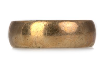 Lot 452 - GOLD WEDDING BAND