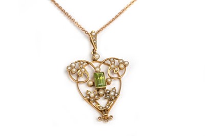 Lot 470 - EDWARDIAN PERIDOT AND SEED PEARL HOLBEIN
