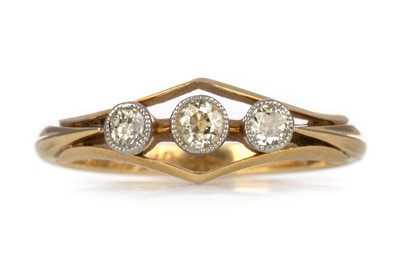 Lot 489 - DIAMOND THREE STONE RING