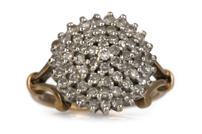 Lot 498 - DIAMOND CLUSTER RING