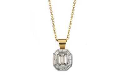 Lot 500 - DIAMOND PENDANT