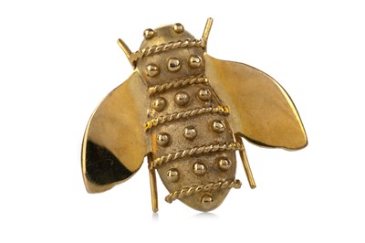Lot 411 - GOLD BEE BROOCH