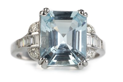 Lot 421 - AQUAMARINE AND DIAMOND RING