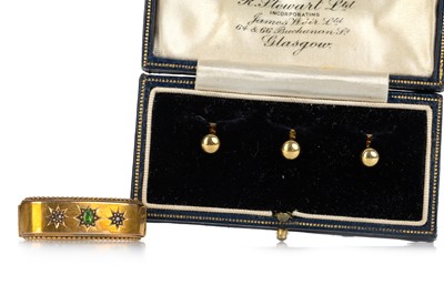 Lot 518 - FIFTEEN CARAT GOLD SCARF CLIP