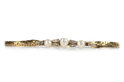 Lot 522 - PEARL AND DIAMOND BRACELET