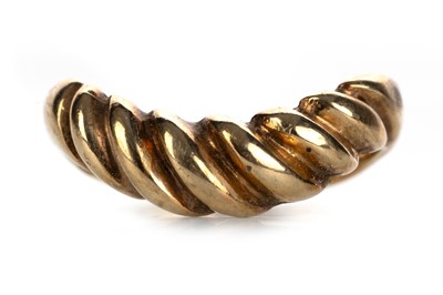 Lot 546 - NINE CARAT GOLD DRESS RING