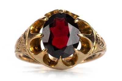 Lot 554 - GARNET RING