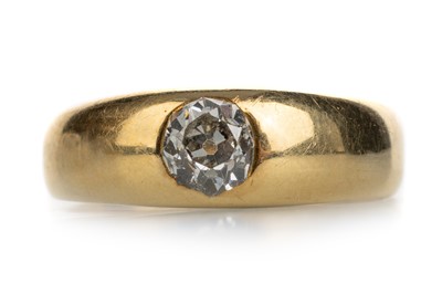 Lot 557 - DIAMOND SOLITAIRE RING
