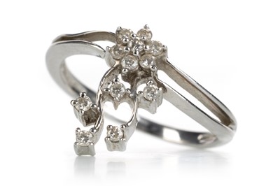 Lot 562 - DIAMOND RING