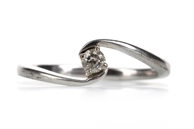 Lot 563 - DIAMOND SOLITAIRE RING