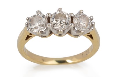 Lot 575 - DIAMOND THREE STONE RING