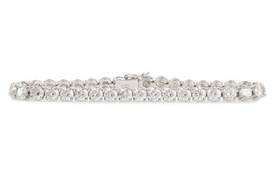 Lot 713 - DIAMOND TENNIS BRACELET