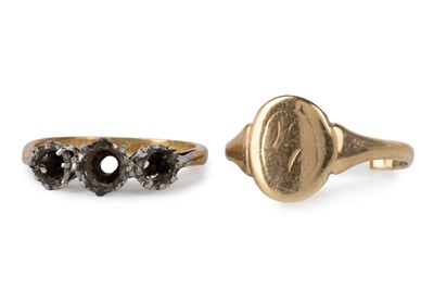 Lot 539 - GOLD SIGNET RING