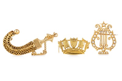 Lot 589 - THREE BROOCHES