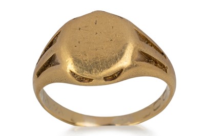 Lot 584 - GOLD SIGNET RING