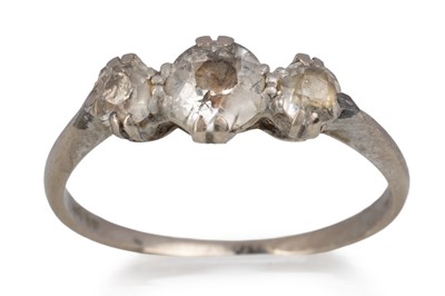 Lot 586 - DIAMOND THREE STONE RING