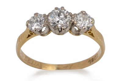 Lot 602 - DIAMOND THREE STONE RING