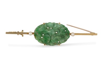 Lot 622 - JADE BAR BROOCH