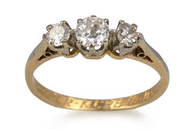 Lot 649 - DIAMOND THREE STONE RING
