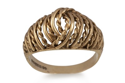 Lot 657 - GOLD DRESS RING