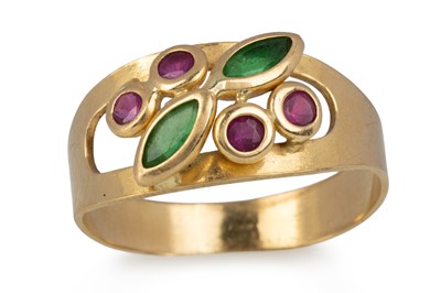 Lot 659 - RUBY AND EMERALD RING