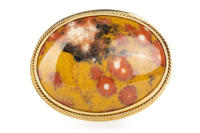 Lot 678 - POLISHED STONE BROOCH