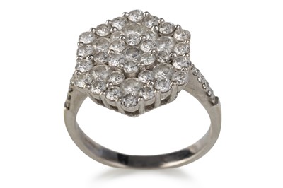 Lot 688 - DIAMOND CLUSTER RING