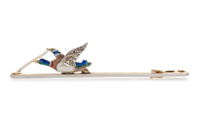 Lot 691 - GOLD AND PLATINUM BAR BROOCH