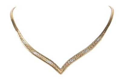 Lot 760 - TRI-COLOUR GOLD NECKLACE
