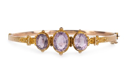 Lot 723 - GEMSTONE AND GOLD BANGLE