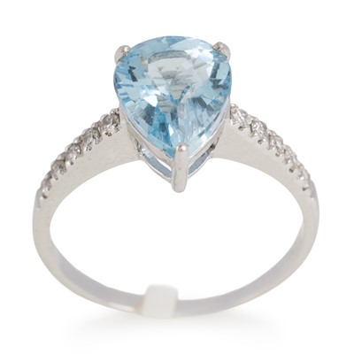 Lot 697 - TOPAZ AND DIAMOND RING