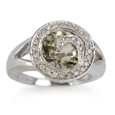 Lot 698 - GREEN GEM SET RING