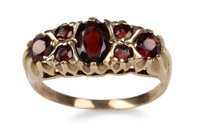 Lot 748 - GARNET BOAT RING