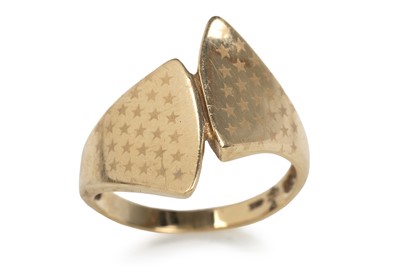 Lot 749 - GOLD RING
