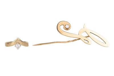 Lot 759 - GOLD INITIAL 'G' PIN AND A DIAMOND RING