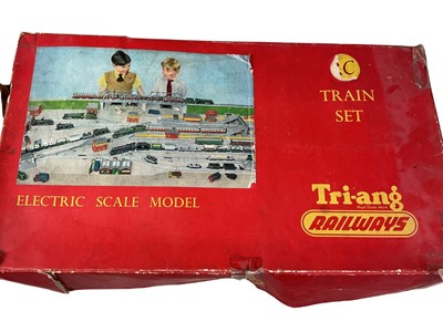 Lot 204 - VINTAGE HORNBY TRI-ANG TRAIN SET