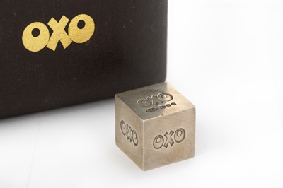 Lot 4 - ELIZABETH II NOVELTY SILVER OXO CUBE