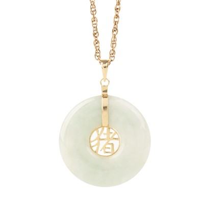 Lot 402 - CHINESE STYLE JADE PENDANT ON CHAIN